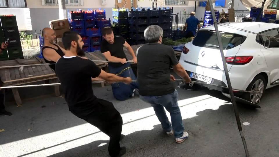 <p>Pazarcıların tezgahların ortasındaki otomobili halatlarla çektiğini görenler şaşırdı. </p>