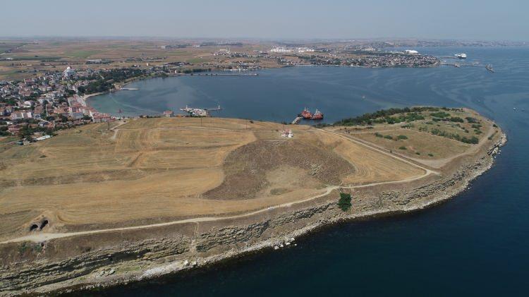 <p>Kazıların adeta iğneyle kuyu kazmaya benzediğini anlatan Hacıoğlu, şöyle konuştu:</p>
<p>"Çok sabır gerektiren bir olay. İnanıyorum ki bu tiyatro, kazılar sonunda Trakya'nın en büyük tiyatro merkezi olarak karşımıza çıkacak. Tekirdağ'ın turizm açısından her türlü rotası var ama tarih ile kültür turizmi açısından rotası yok. Perinthos Antik Kenti'nde yapılacak kazılarla ortaya çıkacak yerler, akabinde Heraion-Teikhos Antik Kenti kazılarıyla Tekirdağ çok önemli tarih ve kültür destinasyonu olacak."</p>