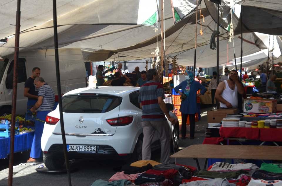 <p>Merkez Mahallesi'nde bulunan Ahmet Taner Kışlalı Caddesi'nde semt pazarını açmaya gelen esnaf, tezgahlarını kuracakları caddede park halinde otomobil olduğunu gördü. </p>
