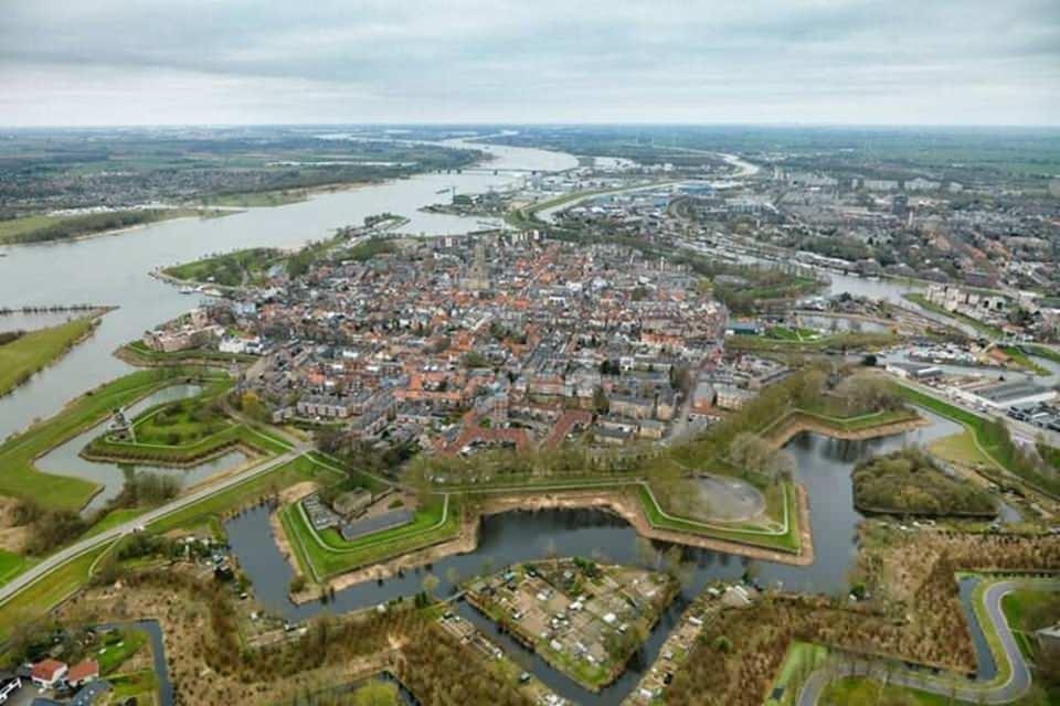 <p><strong>HOLLANDA SU HATTI-HOLLANDA</strong><br />
<br />
17. yüzyılda sellere karşı Amsterdam'da oluşturulan Hollanda Su Hattı da Dünya Mirası statüsüne yükseltildi.</p>
