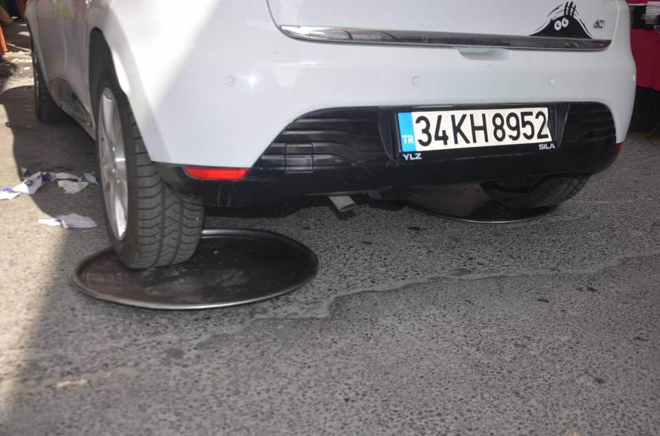 <p>Saat 10.00'a kadarki tüm çabalar sonuç vermedi. Aracın trafik dosyasındaki iki telefon numarasından birisinin kullanılmadığı, birisinin ise cevap vermediği görüldü. </p>