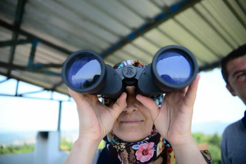 <p>Geceleri bazen ben bazen de eşim gözetliyoruz. Gündüzleri ise ailecek ormanları kontrol ediyoruz. Mesleğimi seviyorum. Çünkü ormanları seviyorum. Market ihtiyacımızda merkeze inmek zorunda kalabiliyoruz. Bu durumda da birimiz mutlaka kulede kalıp, gözetlemeye devam ediyoruz" dedi.</p>
<p> </p>