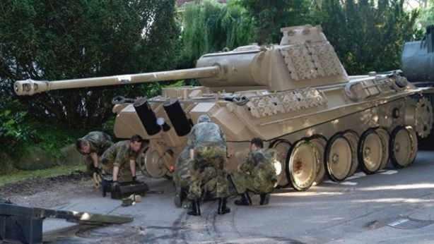 <p>Bununla birlikte, yerel basında çıkan haberlere göre, çeşitli askeri silah ve savaş koleksiyoncuları, saldırı tüfekleri ve tabancalar da dahil olmak üzere evden ele geçirilen çeşitli başka silahları satın almaya ilgi duyduğunu açıkladı.Heikendorf Belediye Başkanı Alexander Orth, askeri teçhizatın keşfine şaşırmadığını belirterek, "Görgü tanıklarına göre 1978'deki kar felaketi sırasında adam tankın içindeydi." ifadelerini kullandı.</p>
<p> </p>