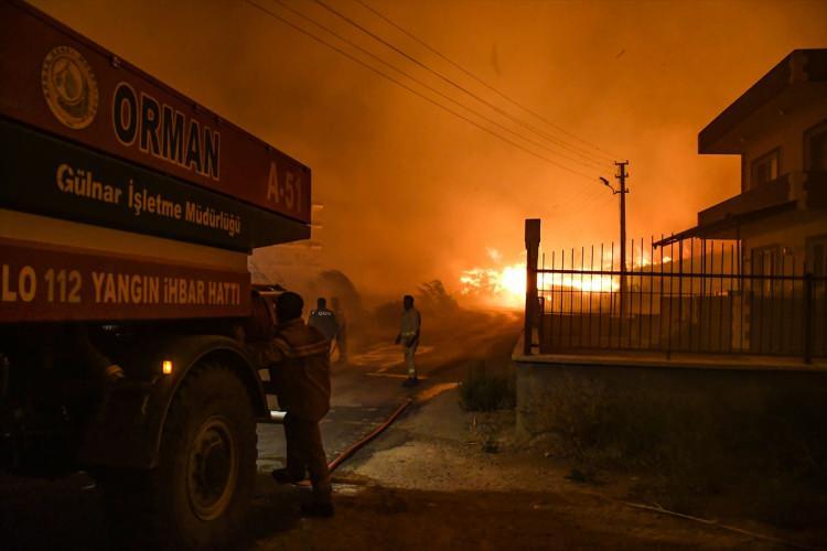 <p><strong>MERSİN</strong></p>
<p>Mersin'in Aydıncık ilçesindeki yangın karadan müdahaleyle kontrol altına alınmaya çalışılıyor. İlçe merkezine kadar yayılan yangın, daha önceden tedbir amaçlı boşaltılan bazı evlere kadar sıçradı.</p>
<p> </p>