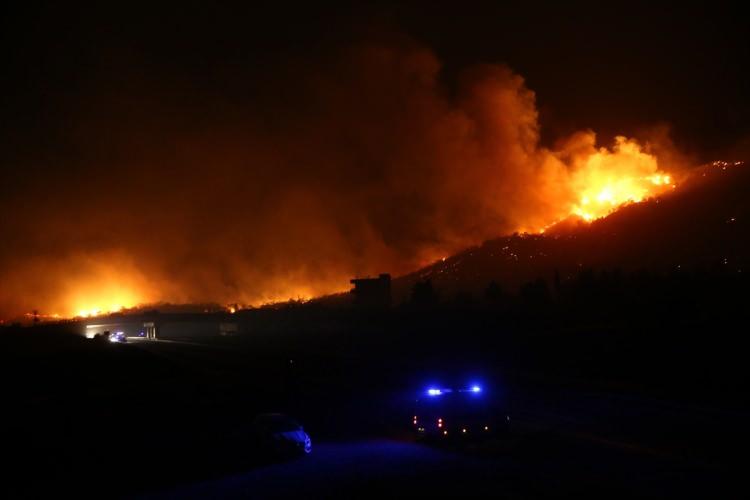 <p><strong>MERSİN</strong></p>
<p>Mersin'in Silifke ilçesindeki orman yangınını kontrol altına alma çalışmaları devam ediyor.</p>
<p> </p>