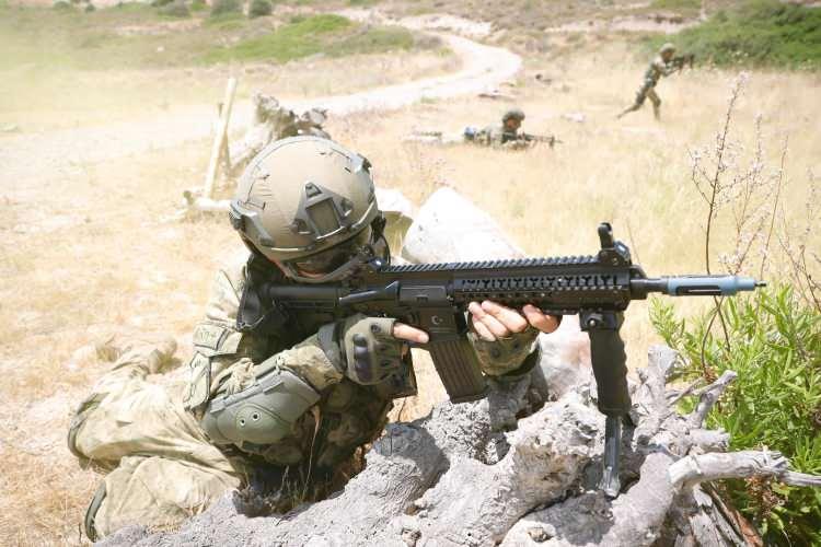 <p>Bayraktar sınıfı LST'lerin bu özellikleri ile Deniz Kuvvetleri Komutanlığı, denizaşırı harekat konseptine uygun olarak üzerinde bulundurduğu amfibi Deniz Piyade Tugay Komutanlığı unsurlarını istenilen yere, istenilen zamanda intikal ettirebilecek stratejik güç aktarım imkanı ve gemiden hedefe manevra yeteneği kazanmıştır. </p>
