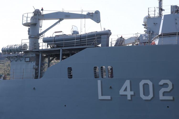 <p><strong>İNSANİ YARDIM</strong></p>

<p>TCG Bayraktar, 560 personel ile ikmal yapmadan 30 gün denizde kalabiliyor, 7 bin 500 bin deniz milinden fazla yol alabiliyor. Geniş muhabere ve elektronik imkanlarıyla komuta kontrol, harekat, lojistik görev fonksiyonları bulunan gemi ihtiyaç halinde doğal afetlerde insani yardım ulaştırmada da kullanılabiliyor. Gemi ayrıca 2 metreye kadar sığ suya kapak atarak çıkarma yapabiliyor. </p>

