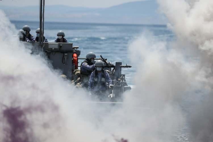 <p>Gemi sınıfında dünyanın en büyüğü olurken, gerektiğinde ameliyathane ve yoğun bakım ünitesine dönüşebilen reviri, insani yardım ve afet durumlarında göreve hazır konumda. Nükleer, biyolojik ve kimyasal saldırılar için tam personel korumasına sahip geminin boyu 139, eni 19,60 metre.</p>
