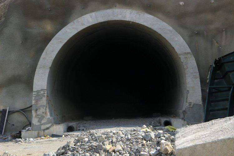 <p>Çalışmaların devam ettiği Pirinkayalar Tüneli'nin 2021’in sonunda tamamlanması hedefleniyor.</p>