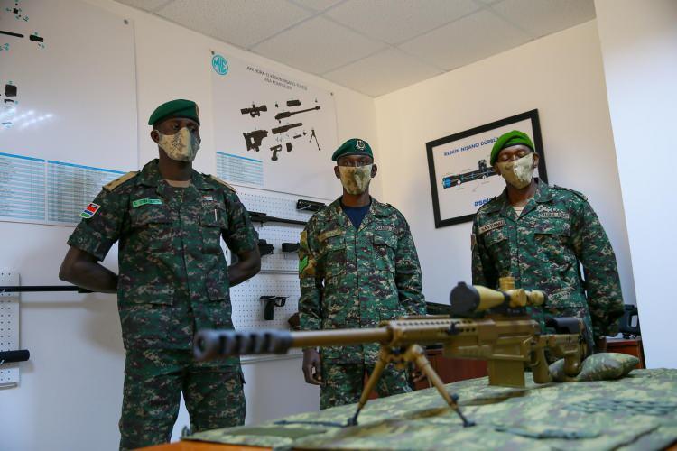 <p>Foça Jandarma Komando Eğitim Komutanlığında Komando Temel Kursu'nu başarıyla tamamlayan Azerbaycanlı ve Gambiyalı askerler, "komando" olarak ülkelerine döndü.</p>
<p> </p>