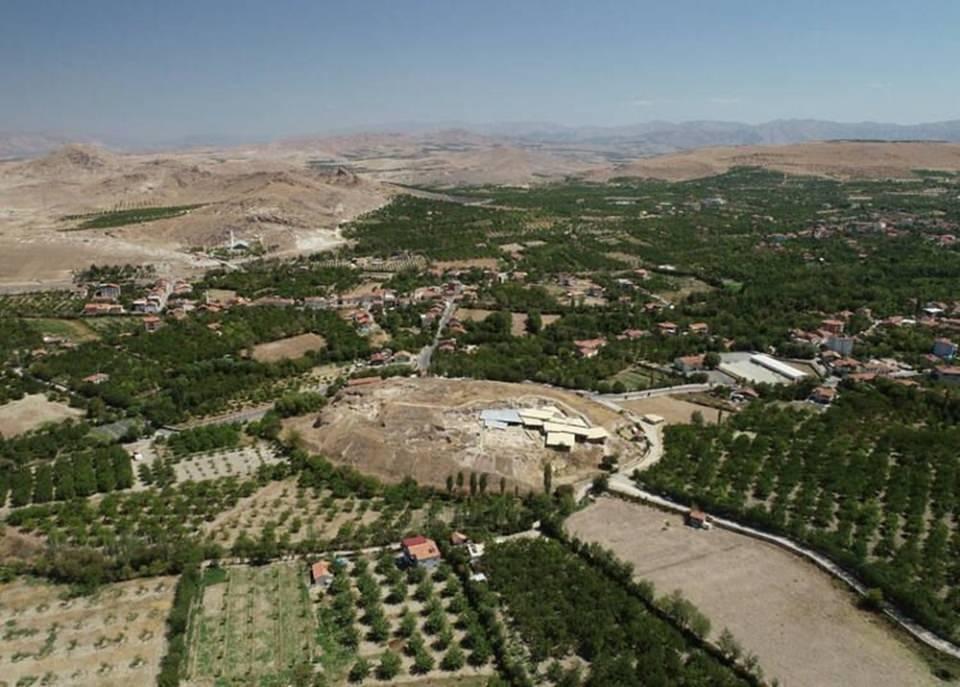 <p>Arslantepe Höyüğü 2014 yılında UNESCO tarafından Dünya Miras Geçici Listesine almıştı.</p>
<p>Arslantepe Höyüğü'ne ilişkin geçen yıl açıklanması beklenen UNESCO kararı, yeni tip corona virüs (Covid-19) salgını nedeniyle gerekli toplantı ve çalışmaların yapılamaması gerekçesiyle açıklanamamıştı. Geç Kalkolitik dönemden Demir Çağı'na kadar geçen tarihsel sürecin buluntularına rastlanan Arslantepe, Hititler'den Roma ve Bizans'a kadar pek çok medeniyetin izlerini de bünyesinde barındırıyor.</p>