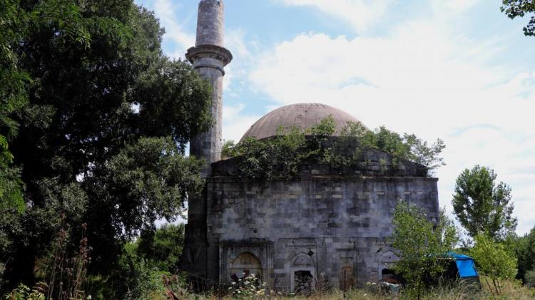 <p>İç cephesi madde bağımlıların yuvası haline gelen camiye saraydan kayıklar yoluyla ibadet için gelindiği bilinirken, zamanla yapılan sedde ile nehir arasında kalan tarihi yapı, taşkınlarla yıprandı.<br />
 </p>
