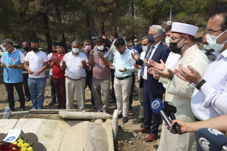 <p>Ormanlarımızı yakan hainleri kahru perişan eyle Allah’ım. Ya Rabbel alemin, bizleri birlik ve beraberlik içerisinde, bu zor zamanlarda başımıza gelen bu belalardan en kısa zamanda kurtulmayı hepimize nasip eyle.</p>