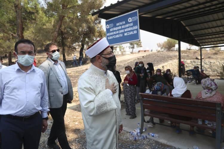 <p>Burada yatan Osman ve Şehri kardeşlerimizi şehitlik mertebesine ermiş bir şekilde Peygamber Efendimiz’e (s.a.s.) komşu eyle Allah’ım.”<br />
Başkan Erbaş, daha sonra çiftin yakınlarına başsağlığı diledi.</p>