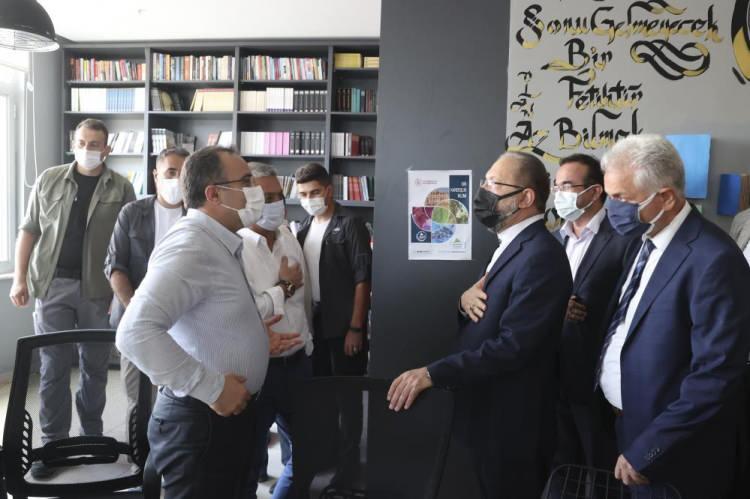 <p>Diyanet İşleri Başkanı Erbaş, taziyeden sonra Manavgat’ta bulunan Yangın Kontrol Merkezi’ne, daha sonra Yangın Kriz Merkezi’ne gitti. Burada, sahada çalışan ve yönetme merkezinde bulunan ekibe moral ziyaretinde bulunarak kendilerine kolaylıklar diledi.</p>
