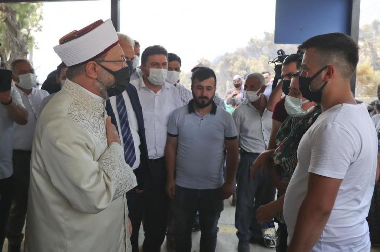 <p>Diyanet İşleri Başkanı Prof. Dr. Ali Erbaş, Antalya’nın Manavgat ilçesindeki orman yangınında yaşamını yitiren çiftin kabirlerinin başında dua etti, yakınlarına taziye ziyaretinde bulundu.</p>
