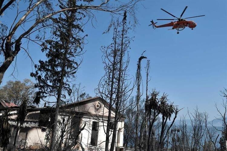 <p>Yunanistan'da orman yangınları sürüyor... Mora Yarımadası’nda 20 ev ve binlerce dönümlük ormanlık alan yandı, çok sayıda araç kullanılamaz hale geldi, 16 kişi hastanelerde tedavi altına alındı.</p>