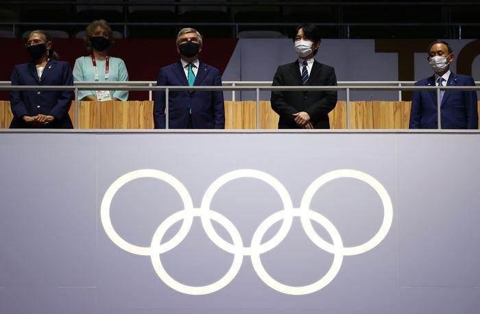 <p>Tokyo Valisi Yuriko Koike olimpiyat bayrağını Uluslararası Olimpiyat Komitesi (IOC) Başkanı Thomas Bach’e verdi. </p>