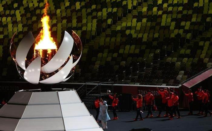 <p>IOC Başkanı Thomas Bach, her kıtadan madalya alan sporcularla birlikte kürsüye çıkarak bir konuşma yaptı. </p>