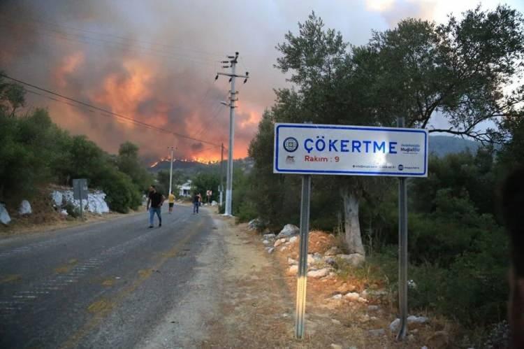 <p>Muğla'nın Milas ilçesinde, ormanlık alanda çıkan ve yerleşim yerlerine sıçrayan yangın, kontrol altına alınmaya çalışılıyor.</p>
