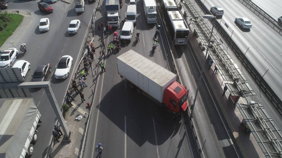 <p> Kamyondan yaralı halde çıkarılan Mahmudov, sağlık ekipleri tarafından ambulans ile hastaneye kaldırıldı.</p>