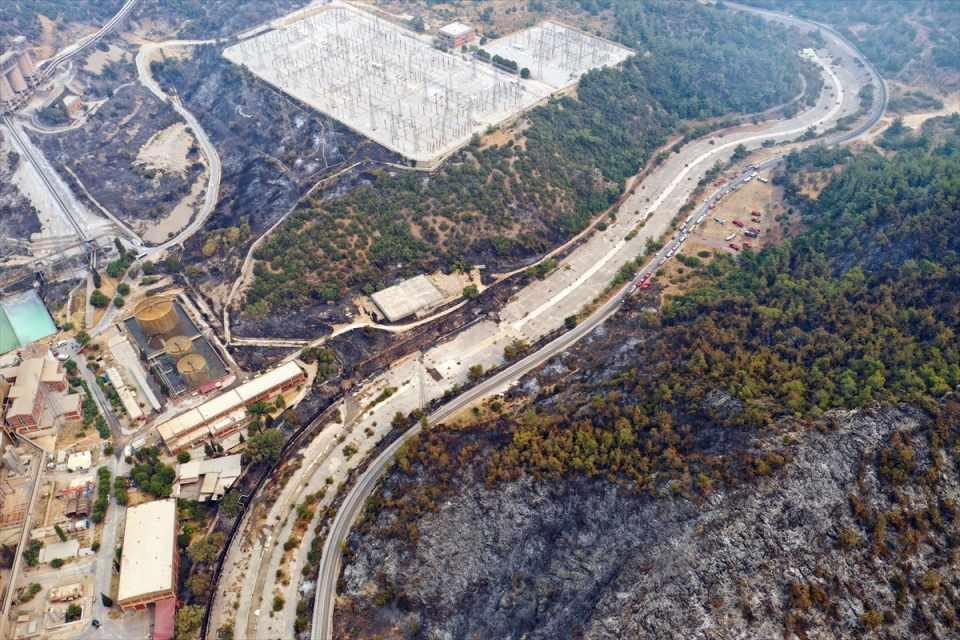 <p>Türkevleri Mahallesi'nde etkili olan orman yangını, rüzgar ve farklı bölgelere saçılan kozalak parçalarının tutuşması nedeniyle geniş bir alana yayıldı.</p>
