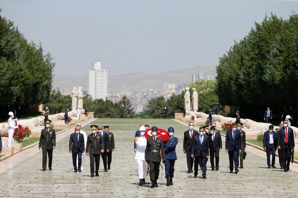 <p>Cumhurbaşkanı Recep Tayyip Erdoğan ve Yüksek Askeri Şura üyeleri Anıtkabir'i ziyaret etti. </p>

<p> </p>

