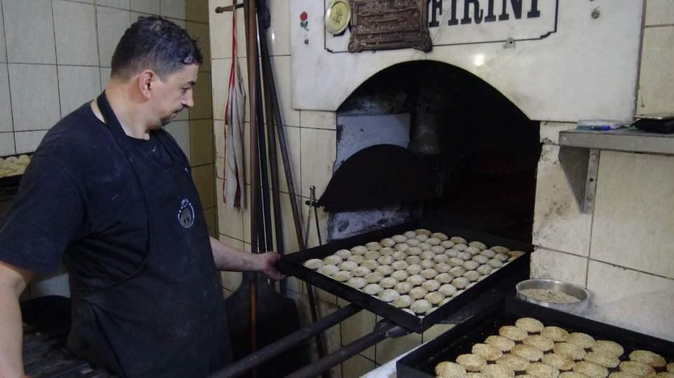 <p>İlçenin en eski fırınlarından biri olan ve tarihi Bakırcılar Çarşısı içerisinde bulunan fırında üretilen kömbe, kerebiç, kandil simidi ve tuzlu pasta çeşitlerine olan ilgi her geçen gün artıyor.<br />
</p>