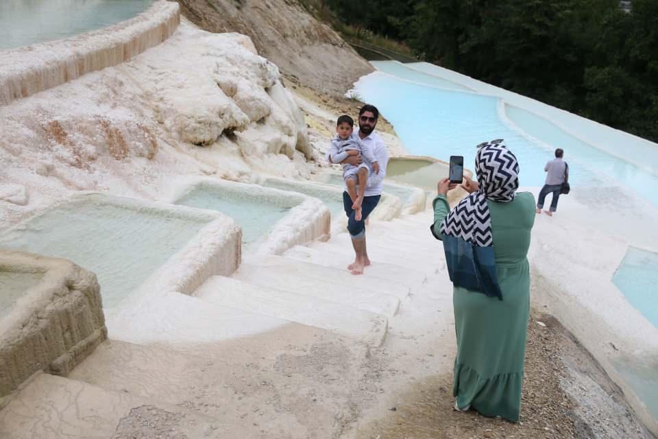 <p>Küçen, yıl boyunca burayı ziyaret etmek için gün saydığını vurgulayarak, "Giresun'da turizm anlamında her şey var, deniz var, doğa var, Göksu travertenleri gibi bir yer de var. Memleketimiz cennet. Doğa harikası bir yeri ortaya çıkardıkları için yetkililere teşekkür ediyorum." diye konuştu.</p>

<p> </p>
