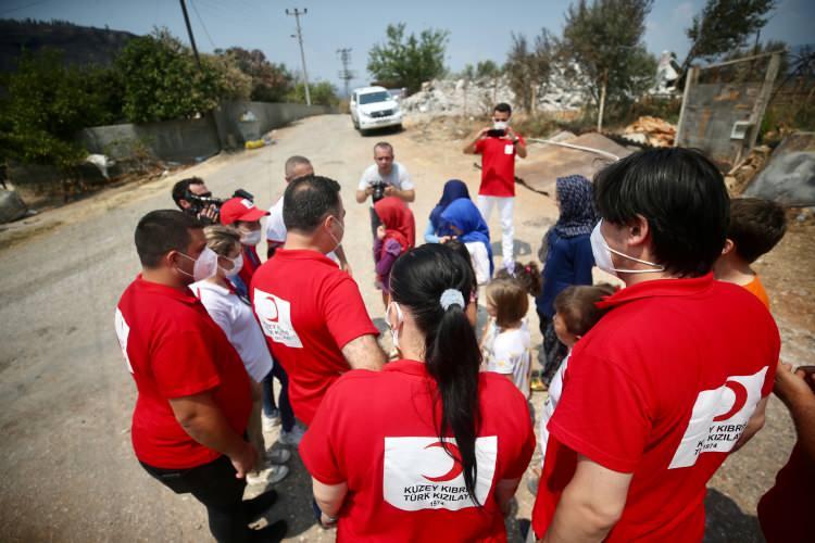 <p>Manavgat ilçesine gelen Kuzey Kıbrıs Türk Kızılay heyeti, buradaki incelemelerinin ardından Türk Kızılay ile koordineli şekilde afet bölgelerindeki vatandaşlara yardımları ulaştırdı.</p>