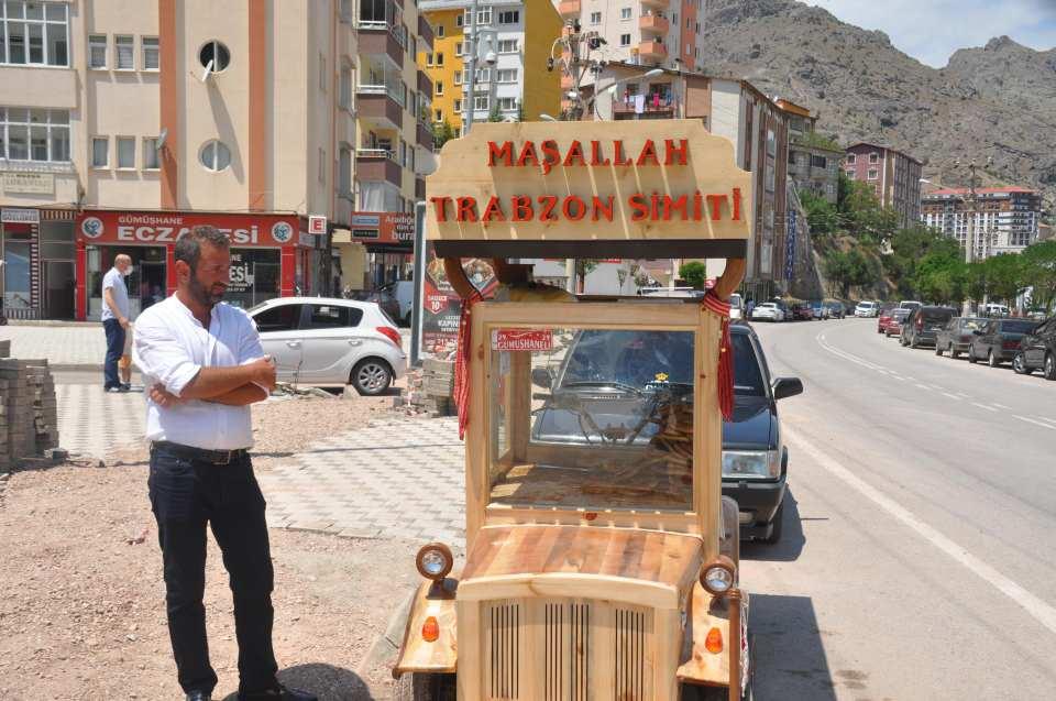 <p>Gümüşhane’de Emre Yalçın (35), şasesini uzattığı ATV’sinin önüne mobilyacıda tasarlayıp monte ettiği ahşap tezgahta simit satışıyla ilgi çekti.</p>

<p> </p>
