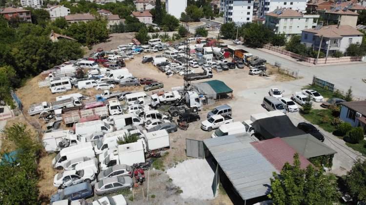 <p>Her geçen gün icralık araç sayısının arttığına dikkat çeken işletme sahibi Ömer Ertan, “Elazığ ilinde Hicret Mahallesinde Yediemin olarak faaliyet göstermekteyiz. Burada yaklaşık 400 aracımız mevcut. Her geçen gün bu araç sayıları artmaktadır. Aşırı derecede icralık araçlar çoğalmaktadır. Her geçen gün yerimiz daralmaktadır, yer sıkıntısı çekmekteyiz. Bundan dolayı devlet büyüklerimizden çözüm üretilmesini istiyoruz” dedi.</p>

<p> </p>
