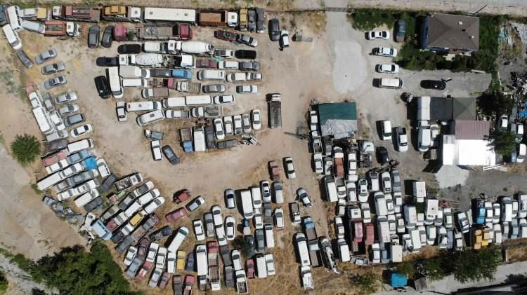 <p>Elazığ’ın Hicret Mahallesinde 2009 yılından bu yana hizmet veren yediemin otoparkında, çeşitli nedenlerle muhafaza altına alınan yüzlerce araç bulunuyor. </p>
