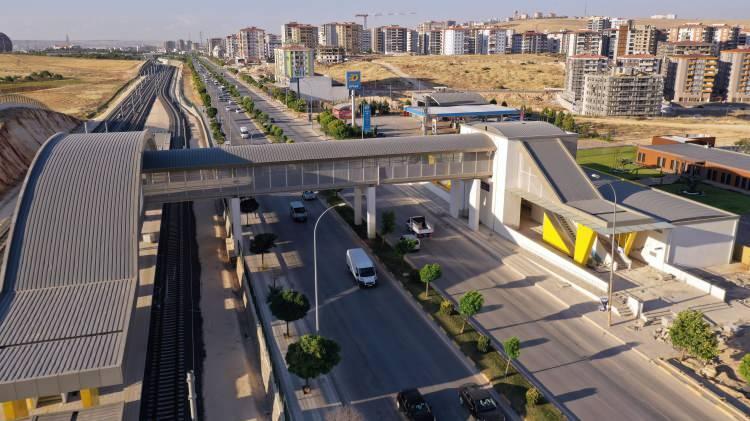 <p>Sinyalizasyon, altyapı çalışmaları devam ediyor. Altyapıda da toplama, dağıtma istasyonumuz çok önemli ve çok büyük bir yapı hazırlandı." dedi.</p>

<p> </p>
