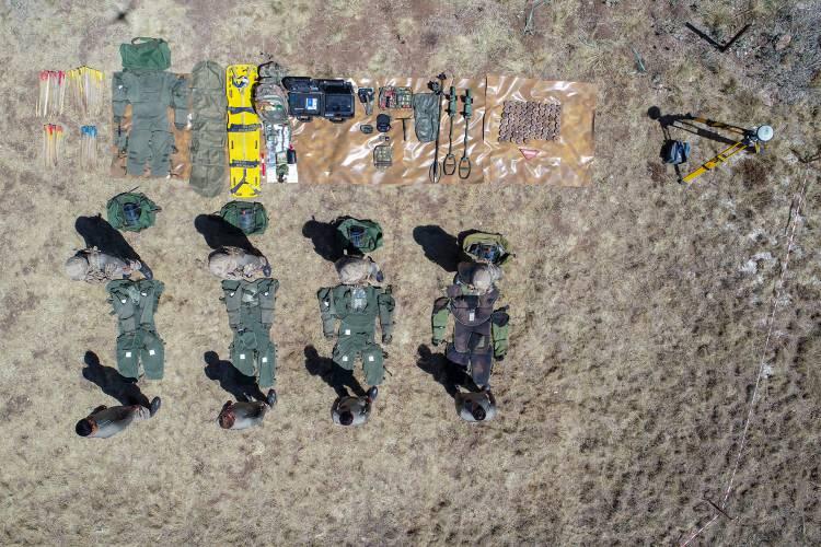 <p>Bölgede aralıksız devam eden duvar örme ve hendek kazma çalışmalarının daha güvenli yürütülebilmesi için Ankara Jandarma İstihkam Komutanlığına bağlı Özel Mayın Arama ve Temizleme (ÖMAT) Tabur Komutanlığı ekipleri, İran sınırı boyunca mayınlı sahaların keşif ve tespitini yaparak, mayın temizlik faaliyeti icra ediyor.</p>