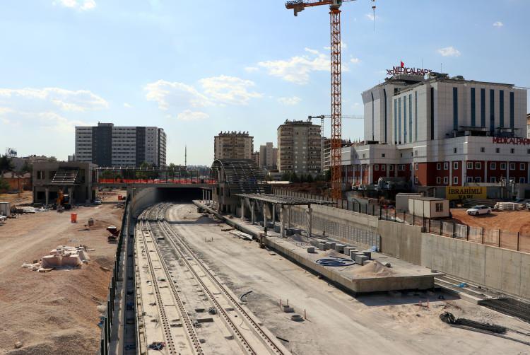 <p>Sanayi ve turizmdeki gelişmelere bağlı olarak Türkiye'nin birçok yerinden göç alan Gaziantep'te, ulaşım alanındaki sıkıntıları gidermek için birçok proje ve çalışma yürütülüyor.</p>
<p> </p>