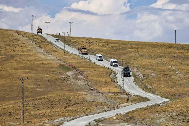 <p><strong>- Sınır hattındaki duvar örme çalışmaları sürüyor</strong></p>

<p>Sınır hattında yasa dışı geçişler ile kaçakçılık faaliyetlerinin önlenmesi, teröristlerin etkisiz hale getirilmesi için modüler duvar örme, hendek kazma ile gözetleme kulelerinin sayısının artırılmasına yönelik çalışmalar da devam ediyor.</p>

<p> </p>

<p> </p>
