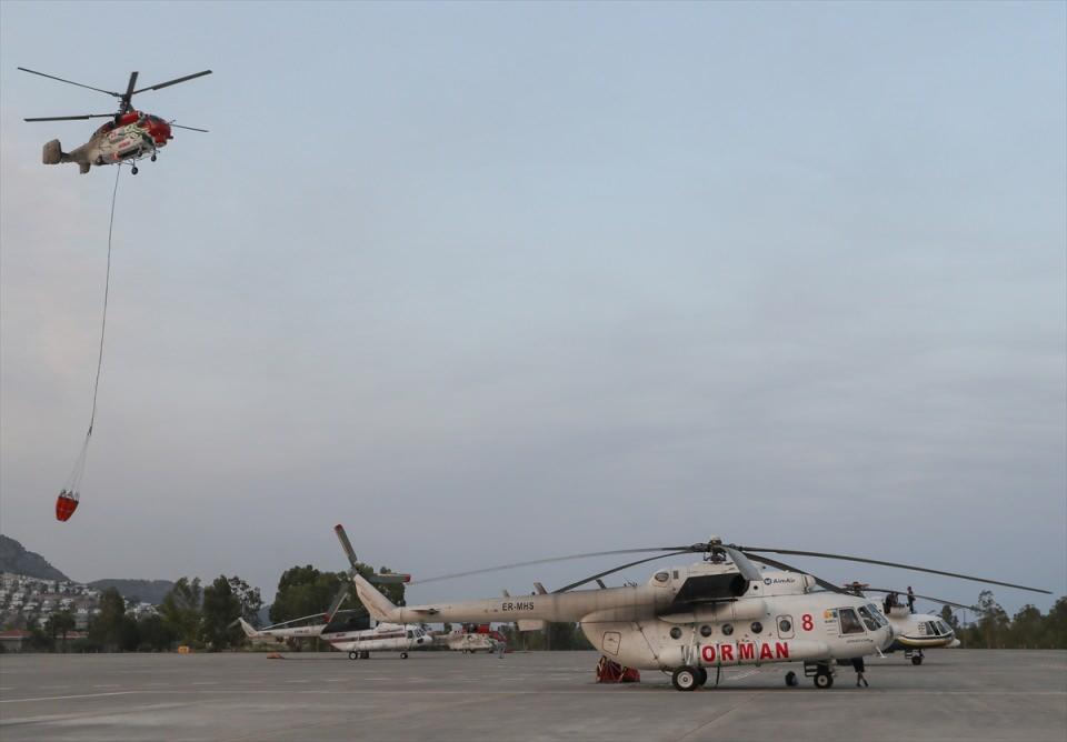 <p>Antalya civarındaki yangınları söndürmek için gün doğmadan sabahın erken saatlerinde pistlere gelen pilotlar, Manavgat Ulualan Orman Genel Müdürlüğü Yangın Yönetim Merkezi, Gazipaşa ve Antalya havalimanlarında hazırlık yapıyor.<br />
 </p>
