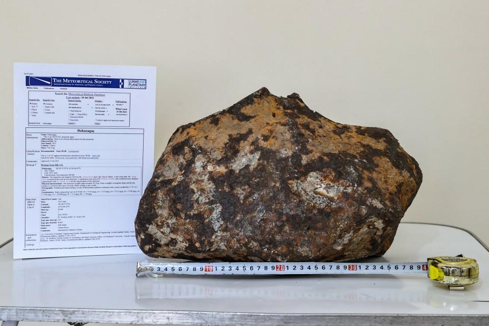<p>Van'da yaşayan Osman Hezer'in 6 yıl önce ailesiyle pikniğe gittiği Van Gölü kıyısında bulduğu 81 kilo 400 gram ağırlığındaki göktaşı, ABD'deki Ay ve Gezegen Enstitüsü tarafından yapılan incelemenin ardından Uluslararası Meteorit Veri Bülteni'ne işlendi.</p>

<p> </p>
