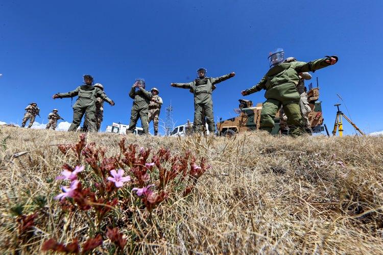 <p>Gözetleme ve devriye faaliyetleriyle hududun daha güvenli olması için gece gündüz görev alan güvenlik güçleri, tespit ettikleri yasa dışı geçişlere ve kaçakçılık olaylarına anında müdahale ediyor.</p>
