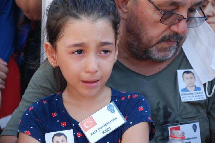 <p>"Şehadet şerbetini içti"<br />
Törende tüm şehitler için saygı duruşunda bulunulurken, törende konuşan İzmir İl Emniyet Müdürü Mehmet Şahne, "Hiç tereddüt etmeden vatan ve millet için canını feda eden bir teşkilatın mensubu olmaktan her zaman onur ve gurur duydum. Bugün, vatan ve millet için canını feda etmiş bir kardeşimizin cenaze töreninde bir araya gelmiş bulunmaktayız. İbrahim kardeşimiz, 3 Ağustos 2021 günü saat 23.30 sıralarında Karabağlar ilçesinde geçirdiği trafik kazası neticesinde ağır yaralı olarak Bozyaka Eğitim ve Araştırma Hastanesine kaldırıldı. Maalesef burada yapılan tüm müdahalelere rağmen kurtarılamayarak dün akşam Hak'ka yürüyüp şehadet şerbetini içti. Meslektaşımızı kaybetmenin derin üzüntüsü içerisindeyiz. Bu kazada yaralanan sivil vatandaşlarımıza ve meslektaşımıza acil şifalar diliyorum. Bugüne kadar milletin huzuru, devletin güvenliği için şehadet mertebesine ulaşan bütün aziz şehitlerimizi ve başta Gazi Mustafa Kemal Atatürk olmak üzere ebediyete intikal eden tüm gazilerimizi rahmet ve minnetle anıyorum. Şehit polis memuru kardeşim İbrahim Okçu'ya Allah'tan rahmet, kederli ailesine ve teşkilatıma sabırlar diliyorum. Aziz milletimizin başı sağolsun" dedi.<br />
Şahne'nin konuşmasının ardından Okçu için dua edildi.</p>