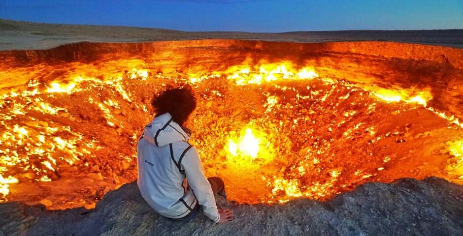 <p>Türkmenistan'daki Karakum Çölü'nde yer alan devasa Darvaza krateri 1971 yılından bu yana 400 santigratlık bir ateşle yanıyor. Cehennem Kapısı olarak adlandırılan krater, Soğuk Savaş esnasında, Sovyet Sosyalist Cumhuriyetler Birliği'nin (SSCB) petrol ve doğalgaz aramaları sırasında yanlışlıkla açıldı. Bilim insanları, hala kraterin ne zaman kapanacağını bilmiyor ve oluşturacağı tehlikeleri tam olarak anlayabilmiş değil...<br />
<br />
İşte Cehennem Kapısı ve hakkında bilinmesi gerekenler...<br />
<br />
Kaynak: NTV</p>

