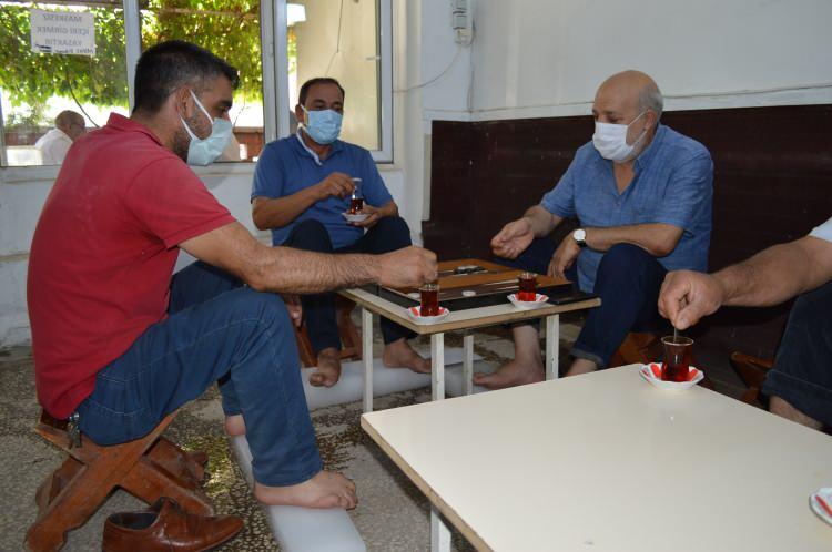 <p>Ayakkabılarını çıkarıp ayaklarını buza koyan, hem çaylarını içiyp hem de gazetelerini okuyan müşteriler uygulamadan memnun.</p>
<p> </p>