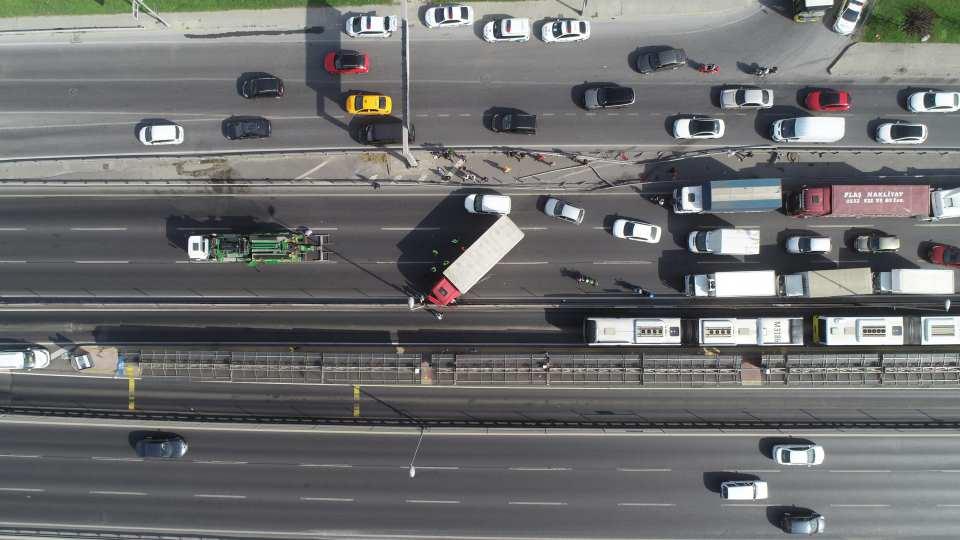 <p>İtfaiye ekipleri, kaza nedeniyle kamyonda sıkışan sürücü Amir Mahmudov'u kurtardı.</p>
