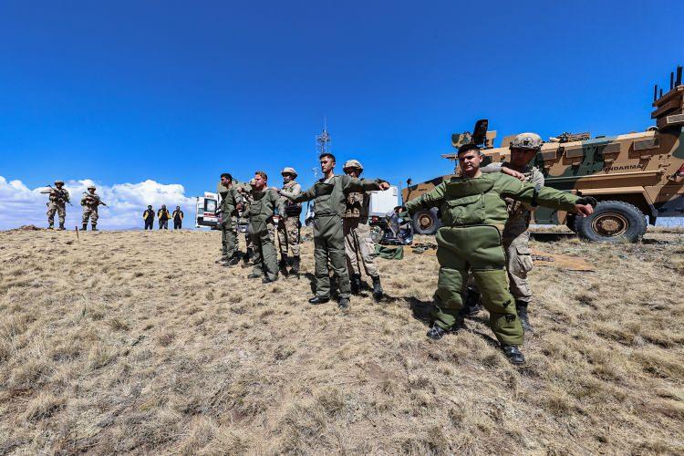 <p>Bölgeye takviye olarak özel harekat polislerinin yanı sıra takviye olarak askeri birlikler de sevk edildi.</p>
<p> </p>