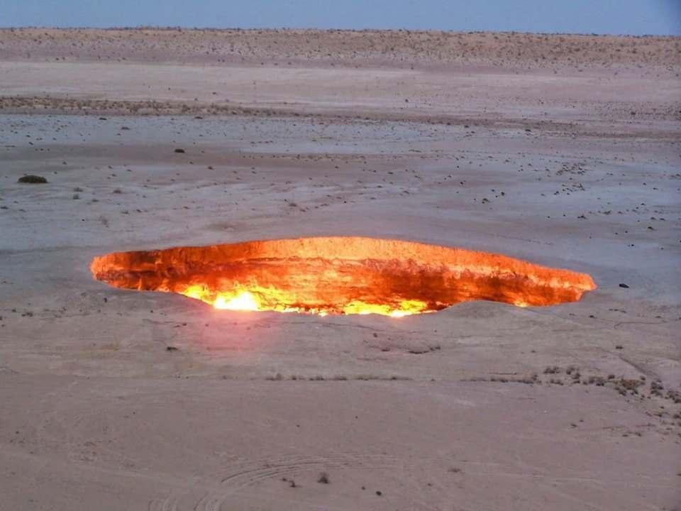 <p><strong>50 YILDIR YANIYOR</strong><br />
<br />
Türkmenistan’da sonu yokmuş gibi görünen bir çölün ortasında, yarım asırdır yanmaya devam eden dev bir krater bulunuyor. Bilim insanları ve yerel halk, son 50 yılda bu krateri farklı şekillerde adlandırdı. Ancak bir isim diğerlerinden daha fazla dikkat çekti: Cehennem Kapısı.</p>
