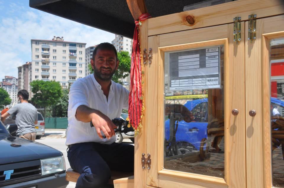<p>Her sabah tezgahının başına geçen Yalçın’ın seyyar simit aracı, müşterililerinin yanı sıra kente gelen ziyaretçilerin de ilgi odağı oluyor. Kimileri, simit satın aldığı Yalçın ve aracıyla anı fotoğrafı da çektiriyor.</p>

<p> </p>
