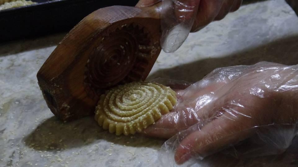 <p>Hatay’ın Antakya ilçesinde yaygın olarak üretilen ve tüketilen bir tür tatlı ve pasta çeşidi olan kömbe, vatandaşların vazgeçilmez ikramları arasında ilk sırada yer alıyor.<br />
 </p>
