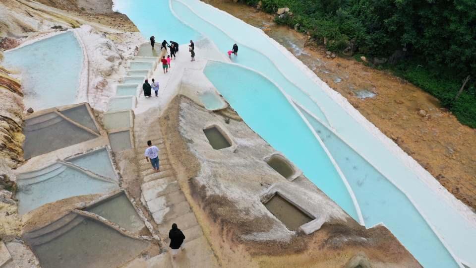 <p>Herkesi bu alanı görmeye davet eden Gündem, "Herkesin gelmesini tavsiye ederim, gerçekten güzel bir yer. Pamukkale'yi anımsatıyor, burası Karadeniz'e has bir Pamukkale." dedi.</p>

<p> </p>
