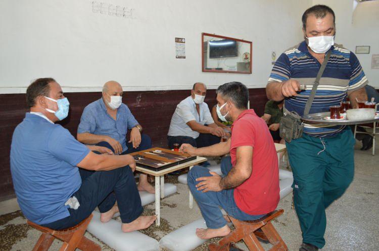 <p>Güneş, soğuk hava deposundan buz satın alarak kıraathanesine getiriyor. Burada müşterilerinin ayaklarının altına buzları bırakan Güneş, serinlemelerini sağlıyor. </p>